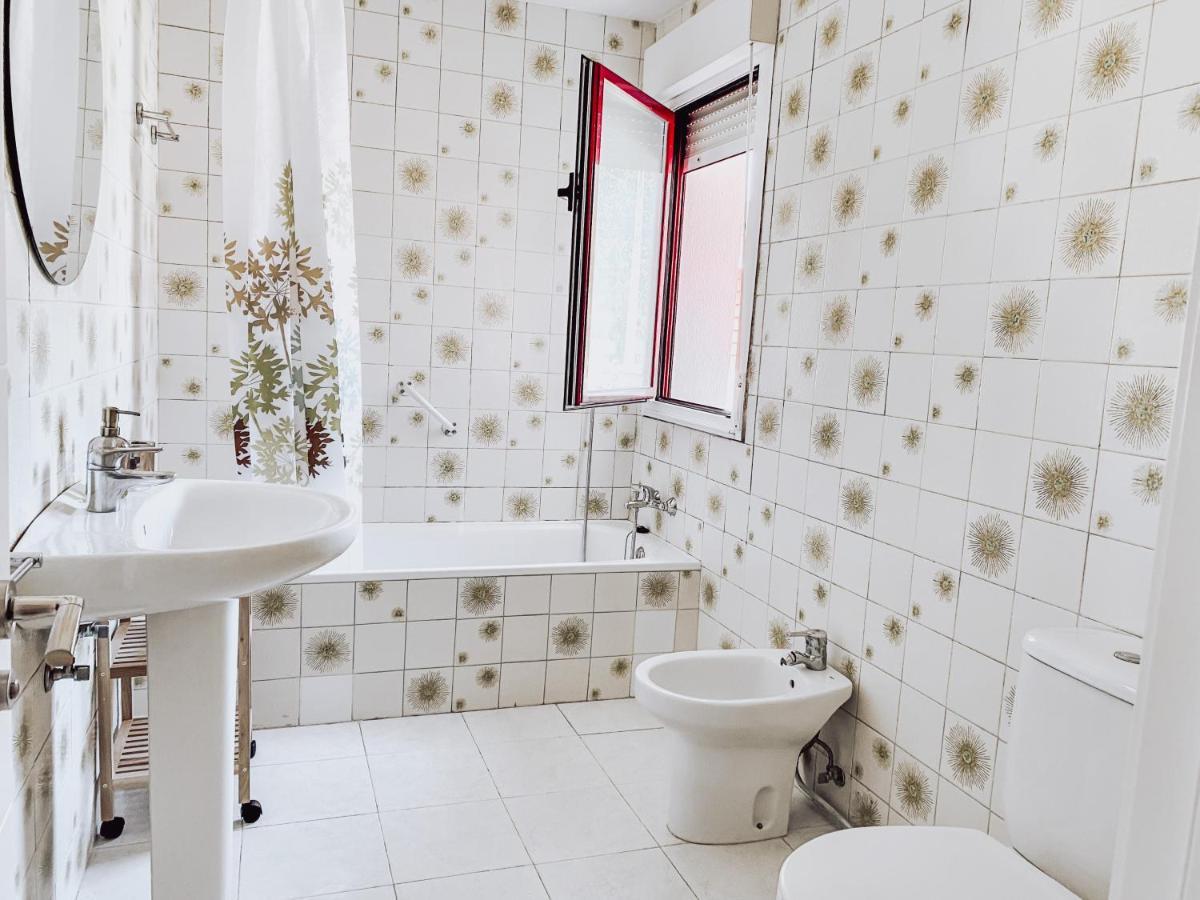 Hostal Bella Kalma, acogedora casa con parking, jardin y wifi Llanes Exterior foto